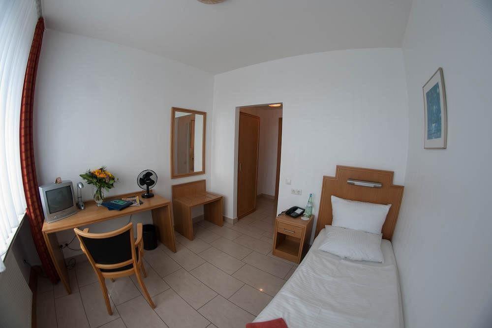 Hotel Conti Am Hauptbahnhof Munster  Bagian luar foto